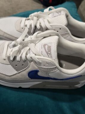 Nike Men's White and Blue Athletic Sneakers